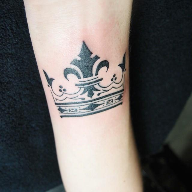 Tatuagens de coroa: Conheça alguns significados e inspirações para adornar  o corpo e a mente - FTCMAG