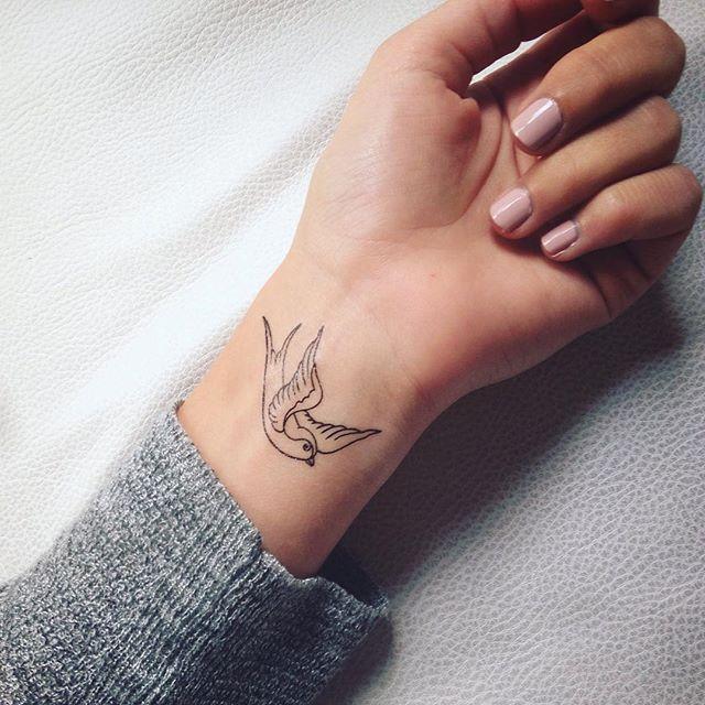 Tatuagem na mão feminina – 66 Ideias lindas para você se apaixonar!