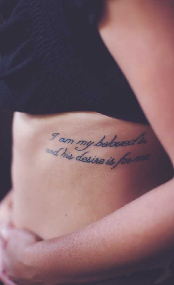 60 melhores frases para tatuagem na costela: inspire-se e escolha a sua